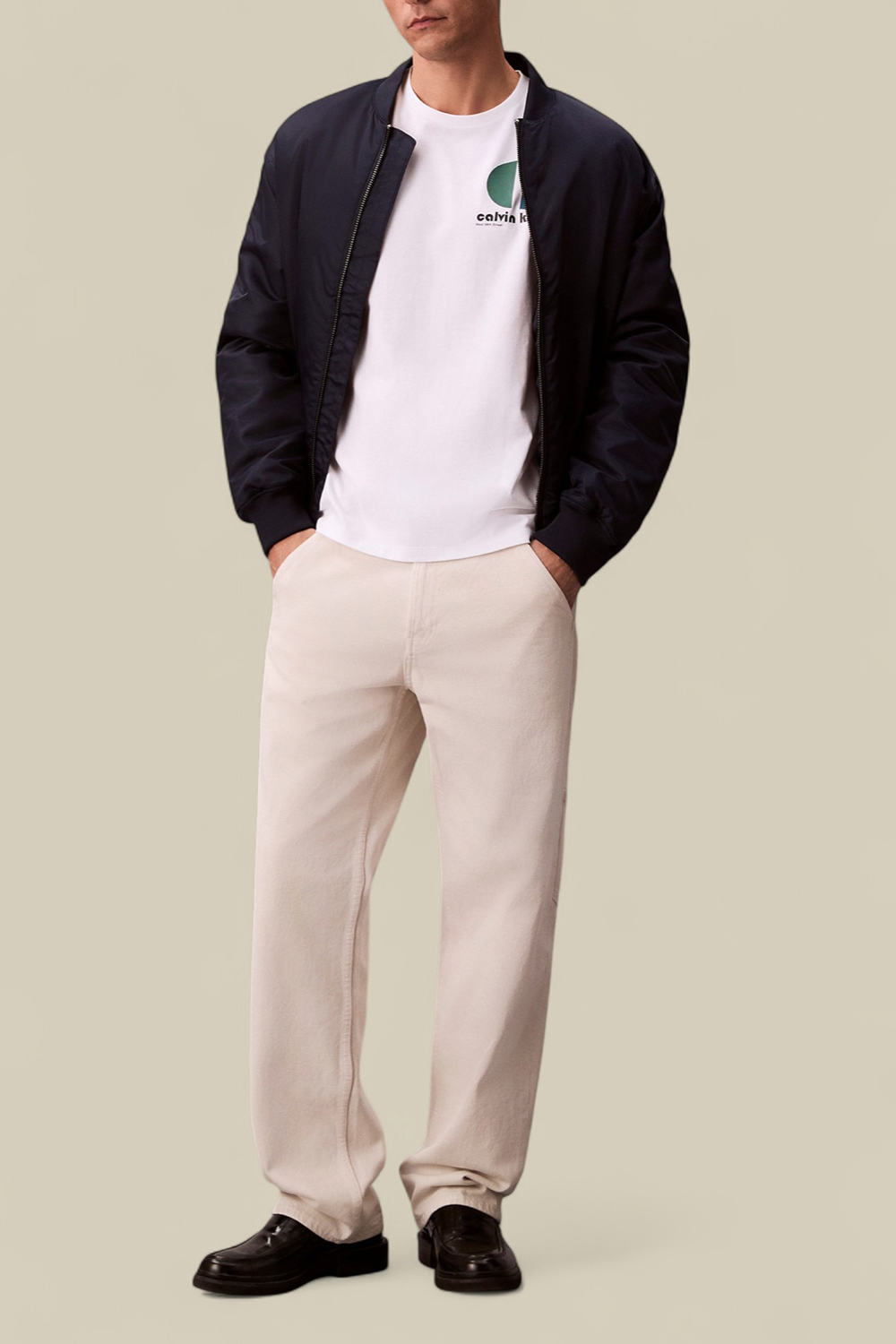 תמונת כל הלוק של חולצת טי